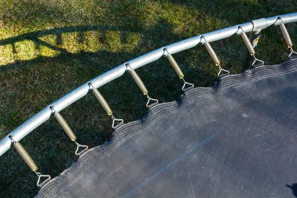 Aan het trampoline frame bevestigde veren — Stockfoto