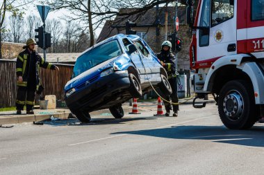 Arabanın sürücüsü kavşağı kırmızı sinyale kadar geçti. 