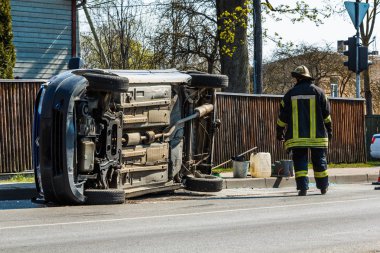 Arabanın sürücüsü kavşağı kırmızı sinyale kadar geçti. 