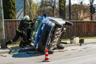 Arabanın sürücüsü kavşağı kırmızı sinyale kadar geçti. 