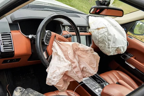 À l'intérieur de la voiture blanche endommagée après un accident sur la route — Photo