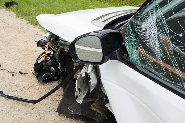 Reflectie van de weg van beschadigde witte auto na ongeval — Stockfoto