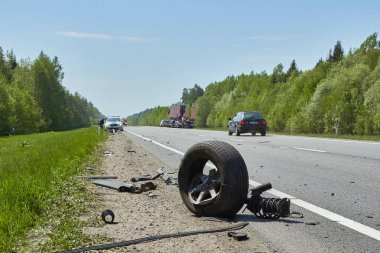 20 Mayıs 2019'da bir fro sonra bir yolda kaza sonrası araba lastiği