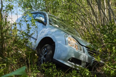 Eylül ayında bir yolda araba kazası, bir çarpışma dan sonra araba 