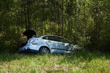 Eylül ayında bir yolda araba kazası, bir çarpışma dan sonra araba 