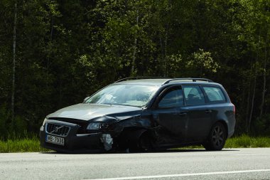 Eylül ayında bir yolda araba kazası, bir çarpışma dan sonra araba 
