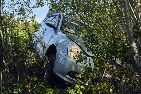 Eylül ayında bir yolda araba kazası, bir çarpışma dan sonra araba 