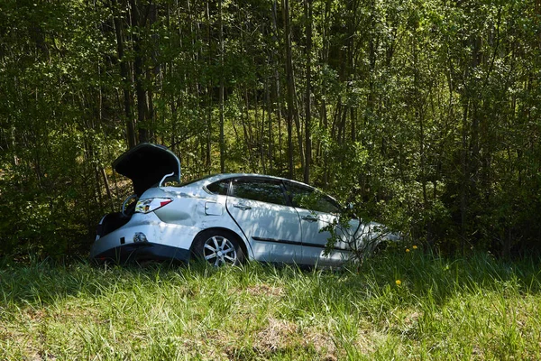 Eylül ayında bir yolda araba kazası, bir çarpışma dan sonra araba 
