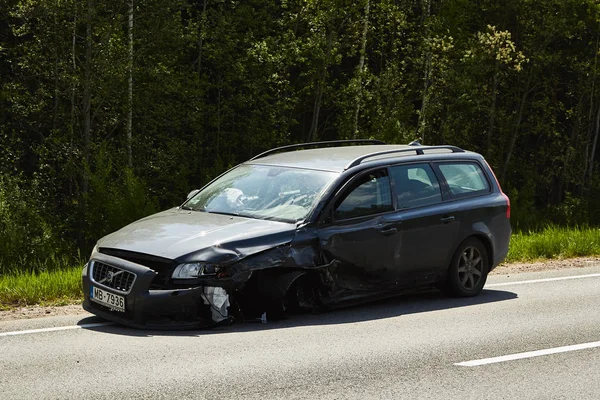 Eylül ayında bir yolda araba kazası, bir çarpışma dan sonra araba 