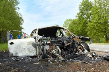 Ağır kamyon ile çarpışmadan sonra yol kenarında tamamen yanmış araba