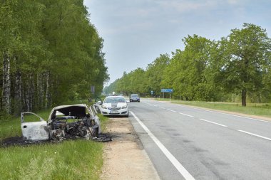 Ağır kamyon i ile çarpışma dan sonra yol kenarında tam yanmış araba