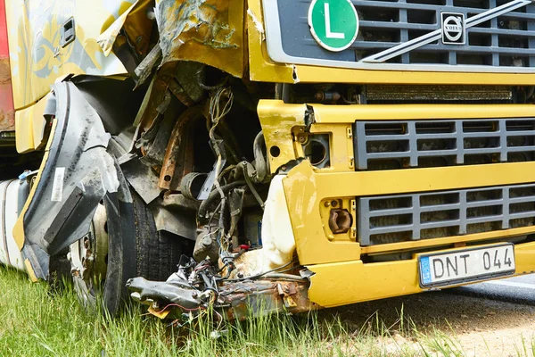 Camion après collision avec la voiture, accident survenu le 23 mai 201 — Photo