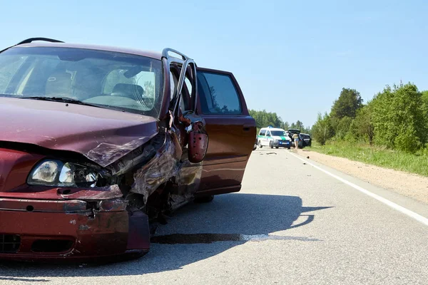 Přední strana vozu po nehodě na silnici — Stock fotografie