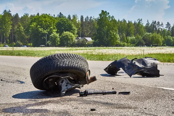 Частини автомобіля після аварії на дорозі — стокове фото