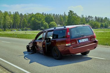 Mayıs ayında bir yolda kaza sonrası arabanın arka tarafında 23,2019, Lat