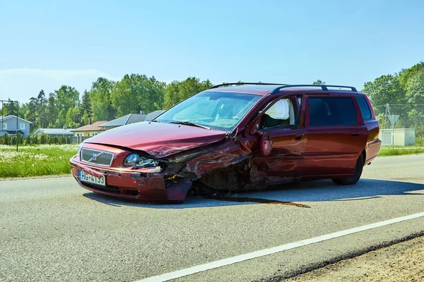 Přední strana vozu po nehodě na silnici 23. května 2019 v La — Stock fotografie