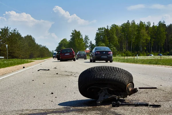 Partes do carro após acidente em uma estrada, em maio 23,2019, em Latvi — Fotografia de Stock