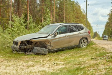 Haziran ayında orman ortasında kırsal yolda araba kazası