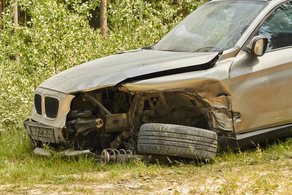 Auto-ongeluk op landweg in het midden van het bos in juni — Stockfoto