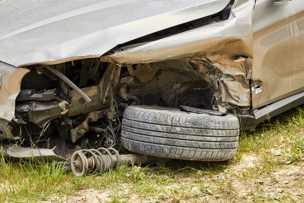 Accidente de coche en carretera en medio del bosque en junio — Foto de Stock