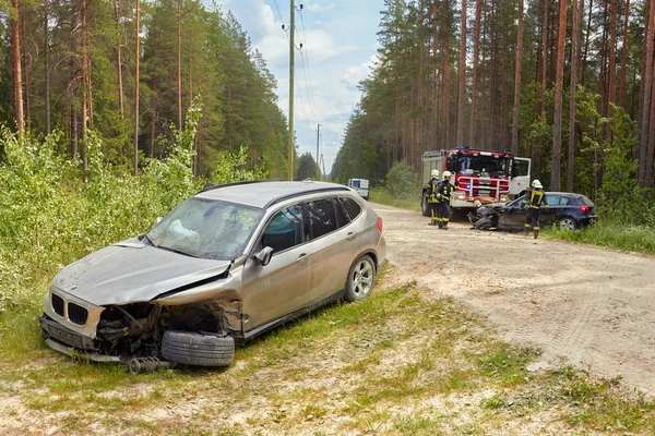 Autonehoda na venkovské silnici v polovině lesa v červnu 20., — Stock fotografie