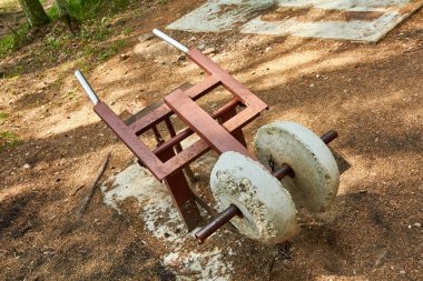 ormana ev yapımı powerlifting eğitmeni kuruldu