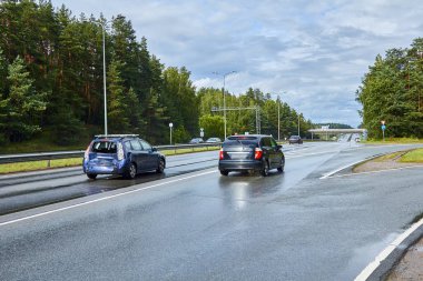 Bir karayolu üzerinde kaza, bir otobüs ile bir çarpışma sonra araba
