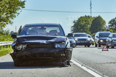 24 Temmuz 2019, Jaunolaine, Letonya, karayolu üzerinde hasarlı arabalar