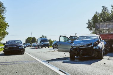 24 Temmuz 2019, Jaunolaine, Letonya, karayolu üzerinde hasarlı arabalar