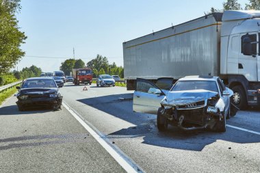24 Temmuz 2019, Jaunolaine, Letonya, karayolu üzerinde hasarlı arabalar