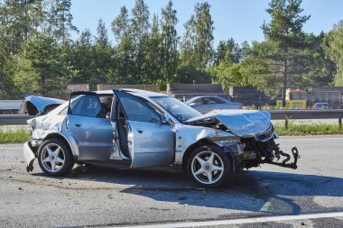 24 Temmuz 2019, Jaunolaine, Letonya, karayolu üzerinde hasarlı arabalar