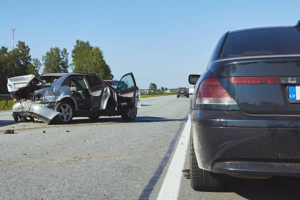 Julho 24,2019, Jaunolaine, Latvia, carros danificados na estrada em — Fotografia de Stock