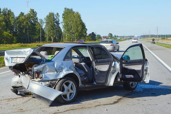 Julio 24,2019, Jaunolaine, Letonia, coches dañados en la carretera en — Foto de Stock