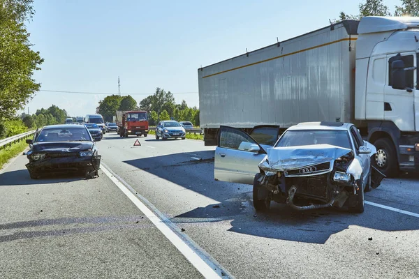 Julho 24,2019, Jaunolaine, Latvia, carros danificados na estrada em — Fotografia de Stock