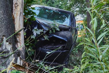 Bir araba olay yerinde bir yolda bir ağaç ile Crossover çarpışma 