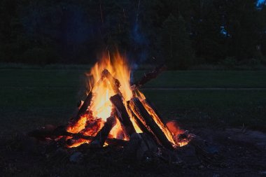 st.john partide bir yaz akşamı yanan şenlik ateşi
