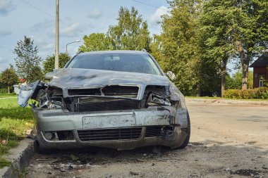 Bir şehir yolunda kaza sonrası arabanın ön yüzü
