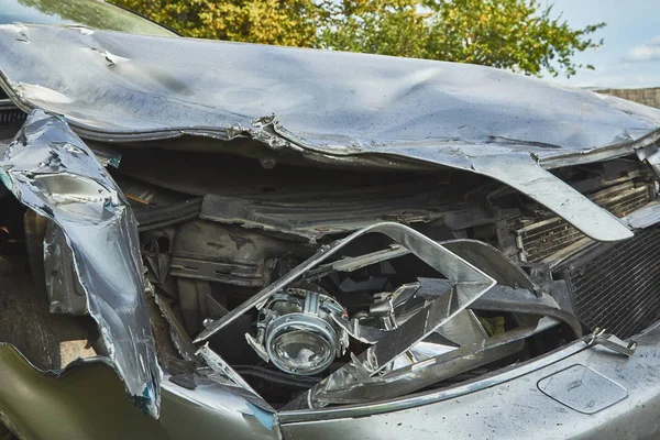 Voorzijde van auto na ongeval op een stads weg — Stockfoto