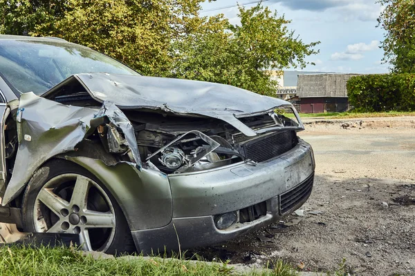 Parte delantera del coche después de un accidente en una carretera de la ciudad — Foto de Stock