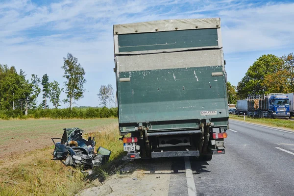 Accident de voiture lors d'une collision frontale avec un camion lourd — Photo