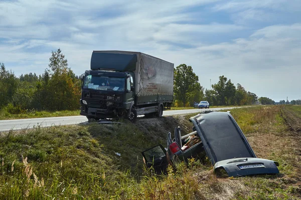 Acidente de carro em uma colisão frontal de estrada com um caminhão pesado — Fotografia de Stock