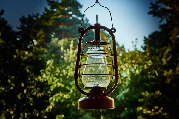 Alte restaurierte Petroleumlampe im Tageslicht — Stockfoto
