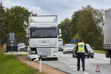 Eylül 'de yolda kaza, bir adamla çarpışma sonrası araba kazası.