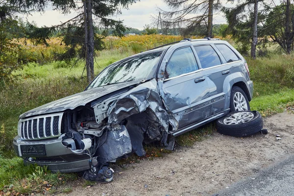 Nehoda na silnici v září, auto po srážce s he — Stock fotografie