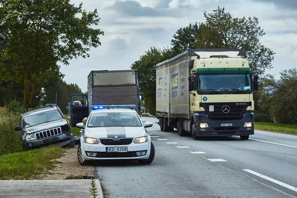 Unfall auf einer Straße im September, Auto nach einer Kollision mit einem — Stockfoto