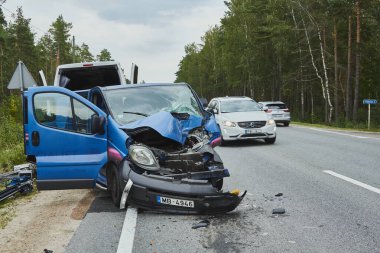 Yolda kaza yaptıktan sonra minibüsün ön tarafında.