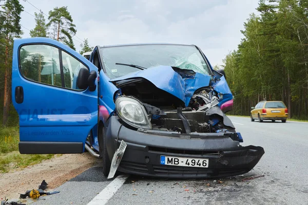 Front side of van after accident on a road — Stock Photo, Image