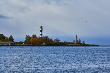Akşamleyin Riga limanının girişindeki deniz fenerinde.