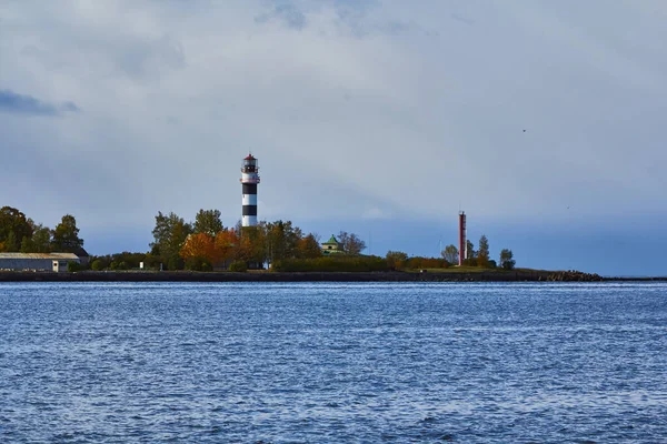 Farol na entrada para o porto de Riga à noite, i — Fotografia de Stock