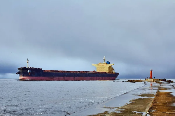 Barco de carga en el día ventoso en otoño que va desde el puerto hasta el Balti —  Fotos de Stock